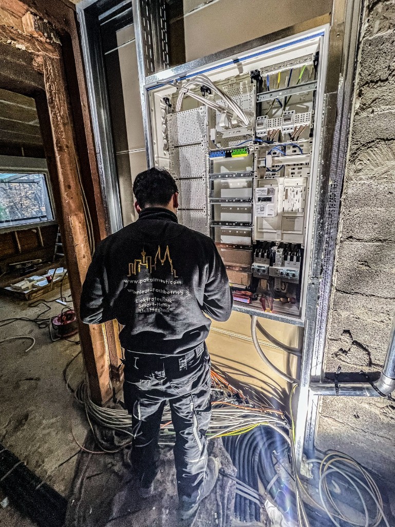 PakaInvest bei der Zählerschrank-Installation im Einfamilienhaus