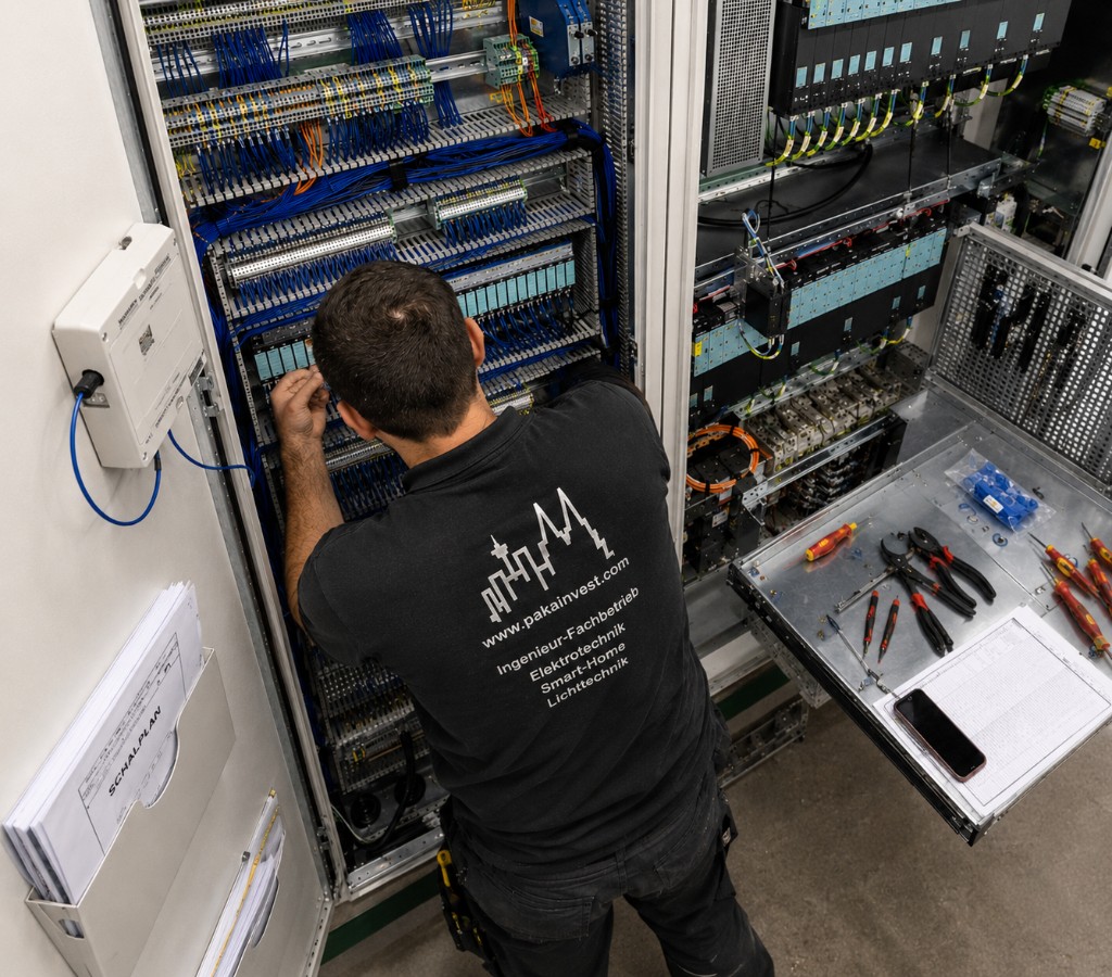 PakaInvest-Techniker verdrahtet einen Schaltschrank für das Energiemanagement
