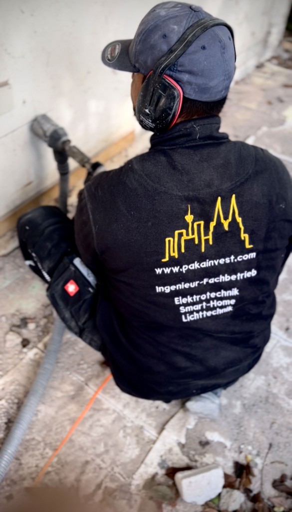 Stemmarbeiten bei der Elektrosanierung im Altbau durch PakaInvest