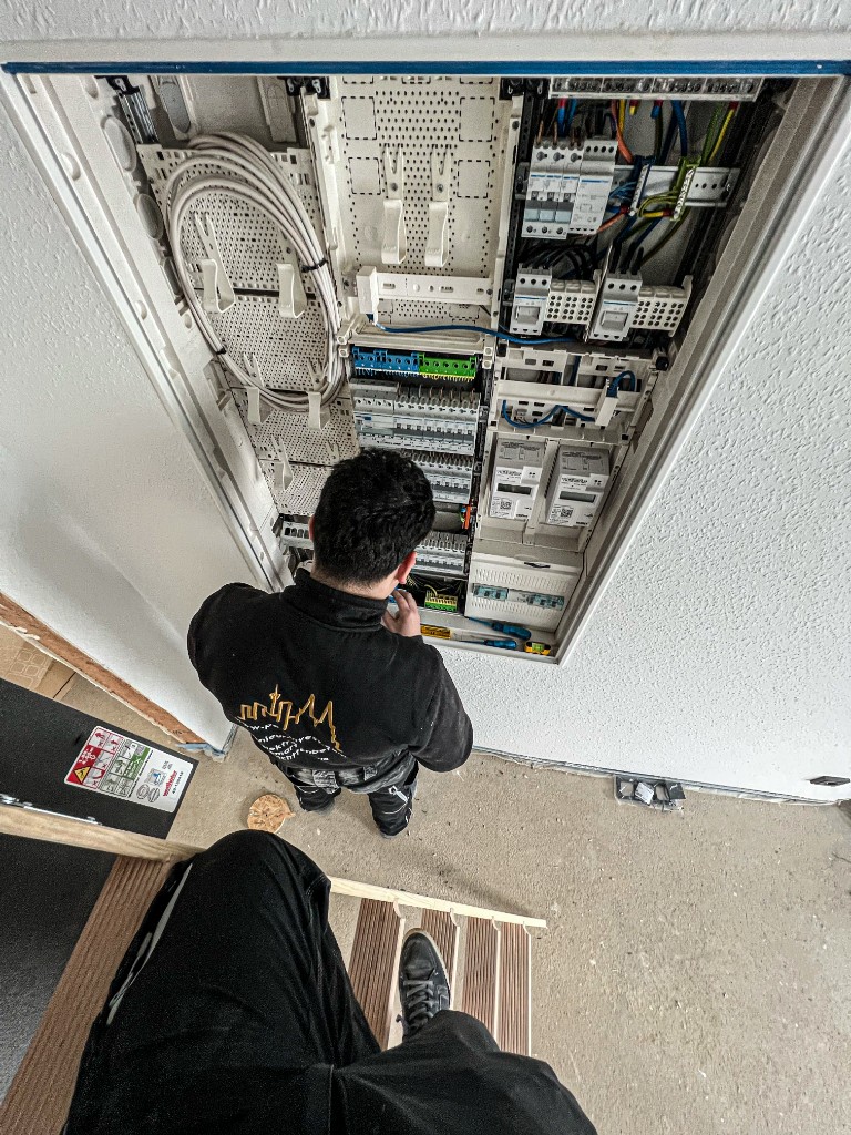 PakaInvest verkabelt den Zählerschrank für PV-Einspeisung und Speicher